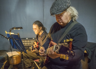 alssaits - Da sind Ulug Özkan (E-Gitarre) und Christian Bachman am E-Bass...