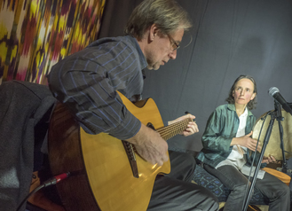 ... sowie Martin Spielmann an der Western Gitarre und Didine Stauffer (östliche Perkussion).