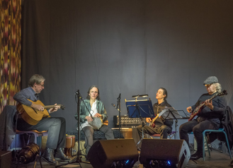 allsaits spielen Weltmusik oder eben World Music.